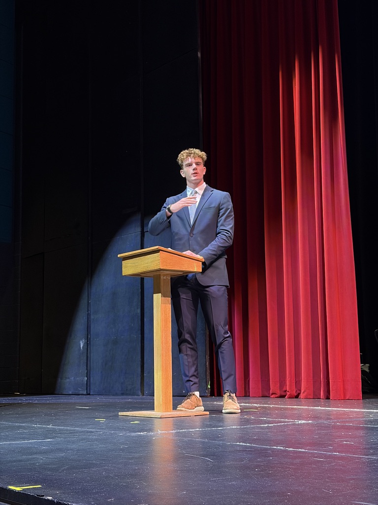 Sam Pentz speaking at a podium